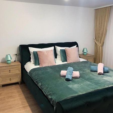 Ultra Central Apartment, Free Parking Oradea - Stray Cats Exteriör bild